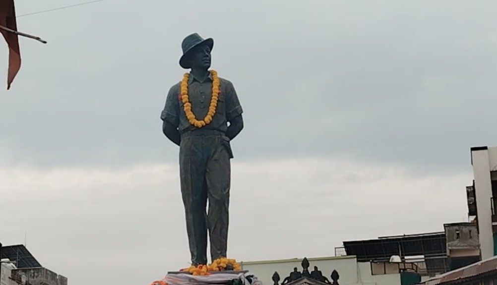 વીર ભગતસિંહ ની ૧૧૮મી જન્મ જયંતી નિમિતે આમ આદમી પાર્ટી દ્વારા પ્રતિમાને પુષ્પાંજલિ અર્પણ કરવામાં આવી 