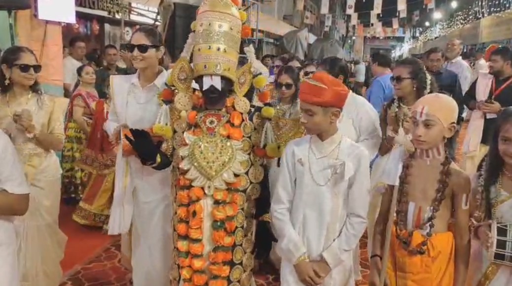 જય શ્રી અંબે નવરાત્રી  રાસ ગરબા મંડળ દ્વારા છઠ્ઠા નોરતે વિવિધ વેશભૂષા સાથેના ગરબા યોજાયા