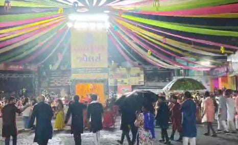 નવસારી અને વલસાડમાં અનેક જગ્યાએ નવરાત્રિના પંડાલ ધરાશાયી 