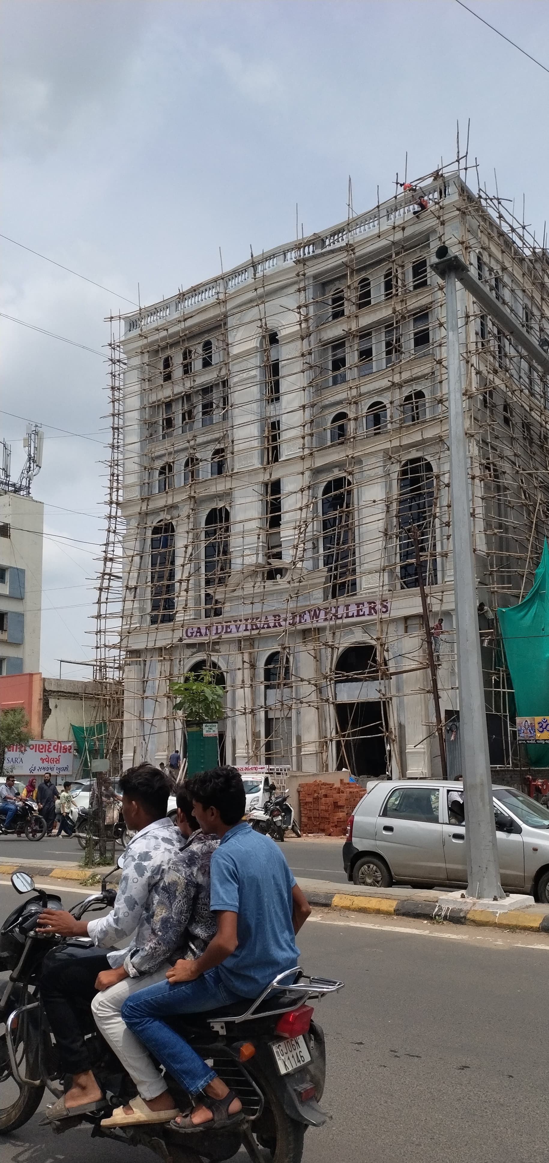 વાઘોડિયા રોડ ઉમા ચાર રસ્તા પાસે ગણદેવીકર જવેલર્સના માલિકો દ્વારા રજાચિઠ્ઠી વિરુદ્ધનું તેમજ માર્જિનમાં અને પાર્કિંગમાં ગેરકાયદેસર બાંધકામ