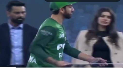 હારેલા પાકિસ્તાની કેપ્ટનની શરમજનક હરકત: ચેક ફેંક્યો 