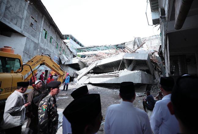 સ્કૂલની ઇમારત ધરાશાયી,કાટમાળ નીચે આશરે 65 વિદ્યાર્થીઓ દટાયા