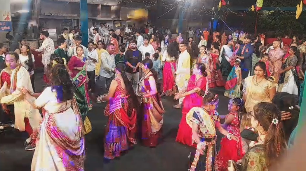 માઁ અંબે ગ્રુપ દ્વારા આયોજિત નિઃશુલ્ક ગરબા મહોત્સવમાં આઠમા નોરતે ખેલૈયાઓ મન મુકીને ગરબે ઘૂમ્યા