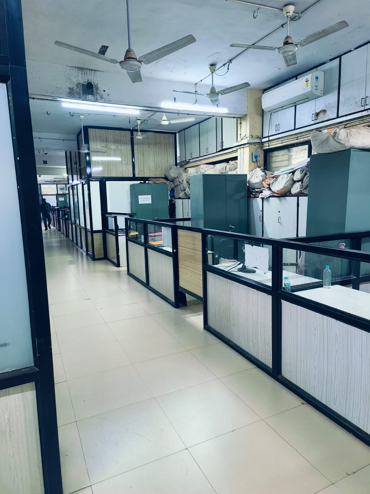 કોના બાપની દિવાળી – પાલિકા બાંધકામ વિભાગની કચેરીમાં કર્મચારીઓની ઘોર બેદરકારી   