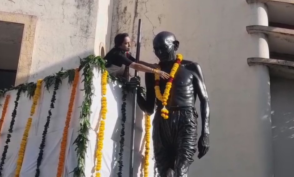 મહાત્મા ગાંધીની જન્મ જયંતી નિમિત્તે વડોદરા મહાનગરપાલિકા દ્વારા પ્રતિમાને પુષ્પાંજલિ અર્પણ કરવામાં આવી.
