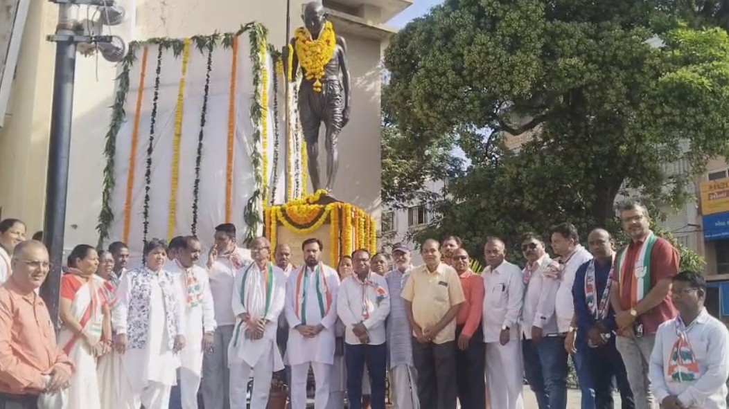 મહાત્મા ગાંધીની જન્મ જયંતી નિમિત્તે વડોદરા શહેર કોંગ્રેસ સમિતિ દ્વારા પુષ્પાંજલિ અર્પણ કરવામાં આવી 