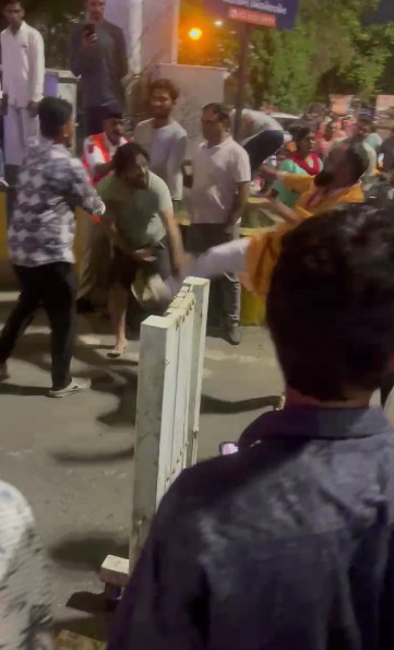 શહેરના મકરપુરા રોડ ભવન્સ સર્કલ પાસે નશામાં ધૂત કારચાલકે યુવતીને અડફેટે લીધી પછી ટ્રાફિક પોલીસને માર્યો