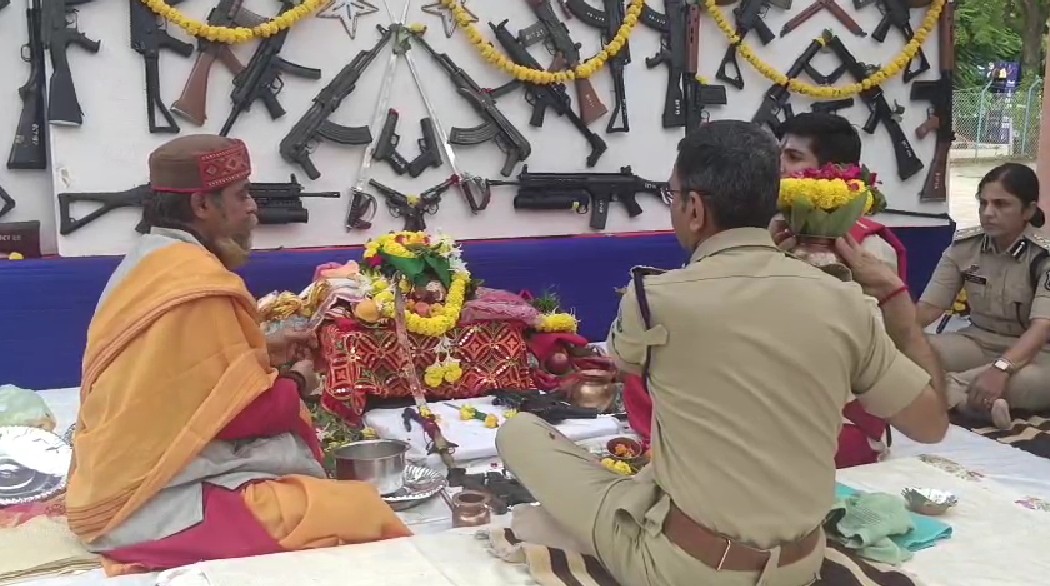 શહેર પોલીસ દ્વારા શાસ્ત્ર પૂજનનો કાર્યક્રમ યોજાયો.