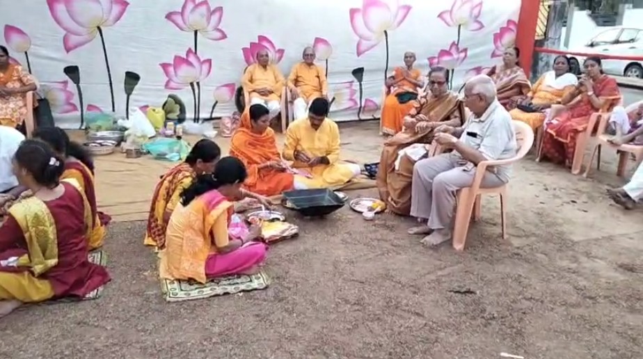 અખિલ વિશ્વ ગાયત્રી પરિવાર દ્રારા યંગસ્ટર્સ ગૃપ ગરબા ગ્રાઉન્ડ ખાતે નવ કુડી ગાયત્રી મહાયજ્ઞ સાથે વ્યસન મુક્તિ કાર્યક્રમ યોજાયો.