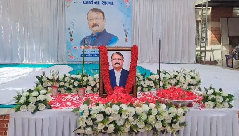 સ્વ.નિષિધ દેસાઇના માનમાં આજરોજ પ્રાર્થના સભાનું આયોજન કરવામાં આવ્યું 