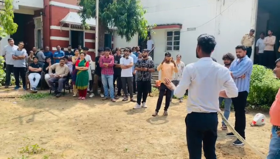 પર્ફોર્મિંગ આર્ટ્સ દ્વારા સ્ટાફ અને વિદ્યાર્થીઓ માટે ફાયર સેફ્ટી તાલીમનું આયોજન