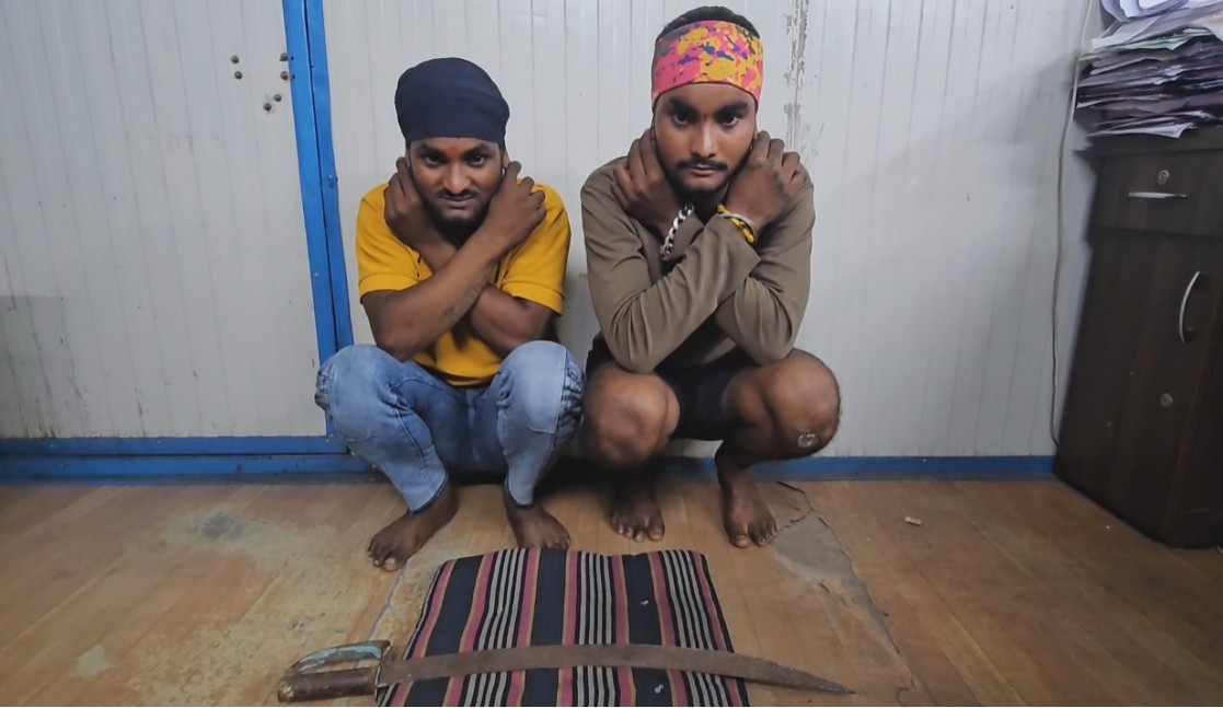 ખુલ્લી તલવાર સાથે રીલ બનાવવી બે યુવકોને ભારે પડી, પોલીસે કાન પકડાવી માફી મંગાવી