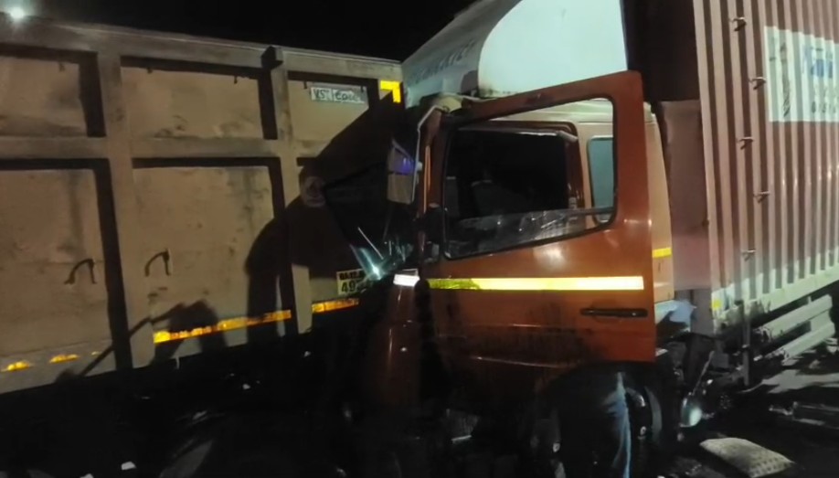 પોર બ્રીજ ઉપર બે ટ્રકો વચ્ચે અકસ્માત સર્જાયો