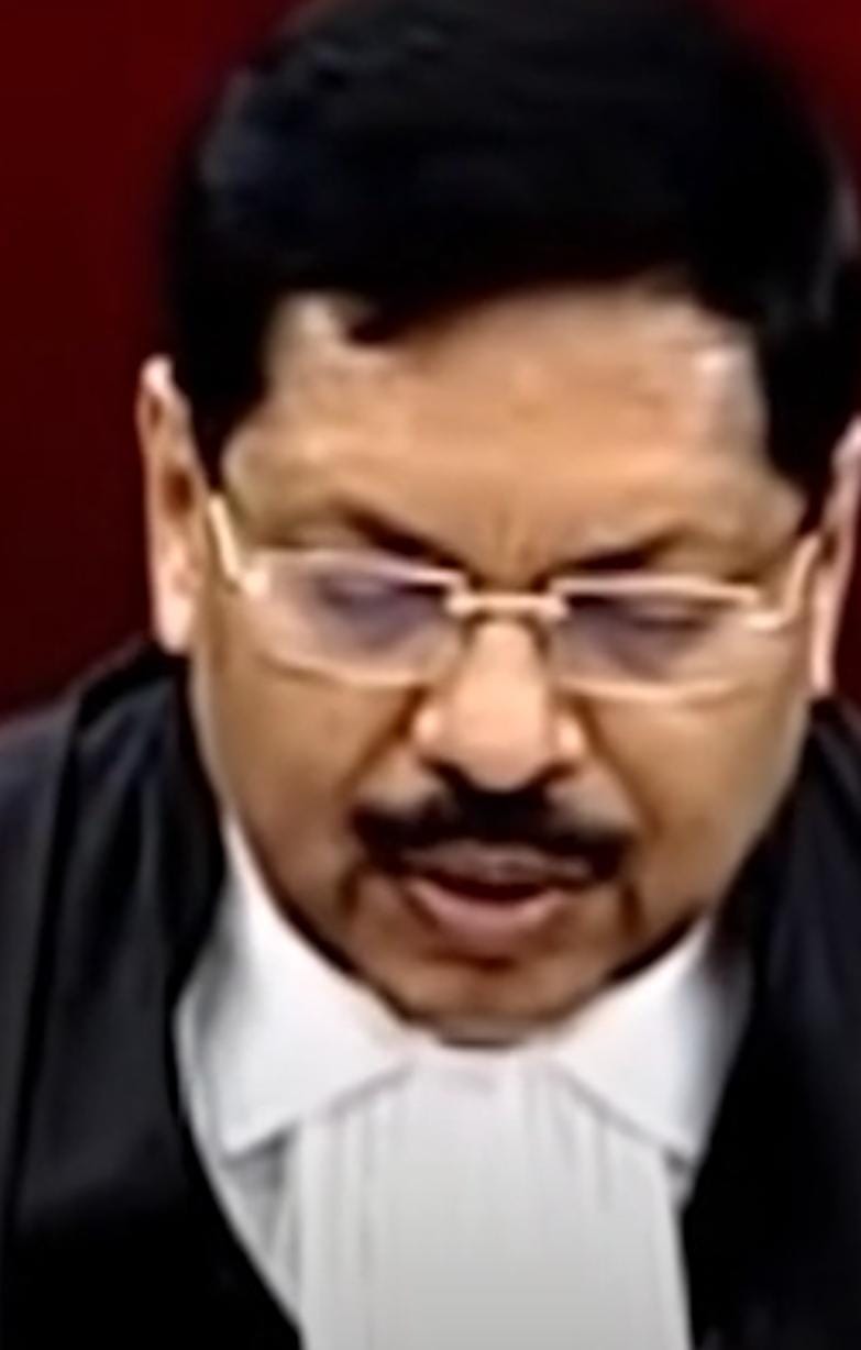 સુપ્રીમ કોર્ટમાં CJI ગવઈ પર હુમલાની કોશિશ: વકીલે છુટ્ટો જૂતો ફેંકવાનો પ્રયાસ,નારા લગાવ્યા