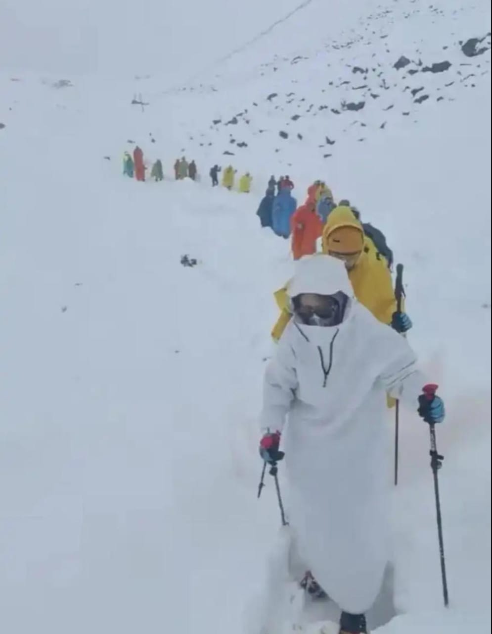 માઉન્ટ એવરેસ્ટના પૂર્વીય ભાગમાં 1000થી વધુ પર્વતારોહકો અણધાર્યા હિમતોફાનમાં ફસાયા