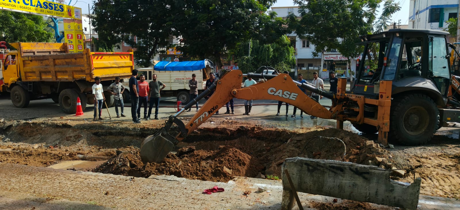 શહેરના માંજલપુર વિસ્તારમાં ખોદકામની કામગીરી દરમિયાન ગેસ લીકેજ થતાં તંત્ર દોડતું થયું 