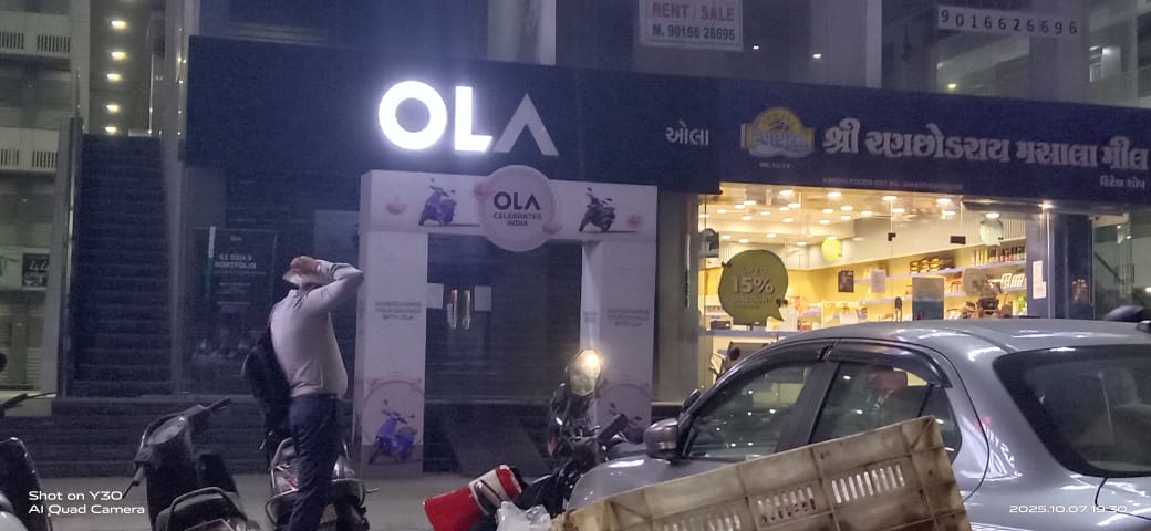 ઓલા કંપનીની ઓનલાઇન સર્વિસના ધાંધિયા અને સર્વિસ સેન્ટરના અધિકારીઓના ઉદ્ધતાઇભર્યા વર્તનથી ગ્રાહકો પરેશાન