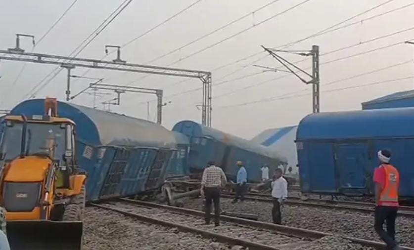 શ્રીમાધોપુર ન્યૂ રેલવે સ્ટેશન નજીક, ફુલૅરાથી રેવાડી જતી માલગાડીના 36 ડબ્બા પાટા પરથી ખડી પડ્યા