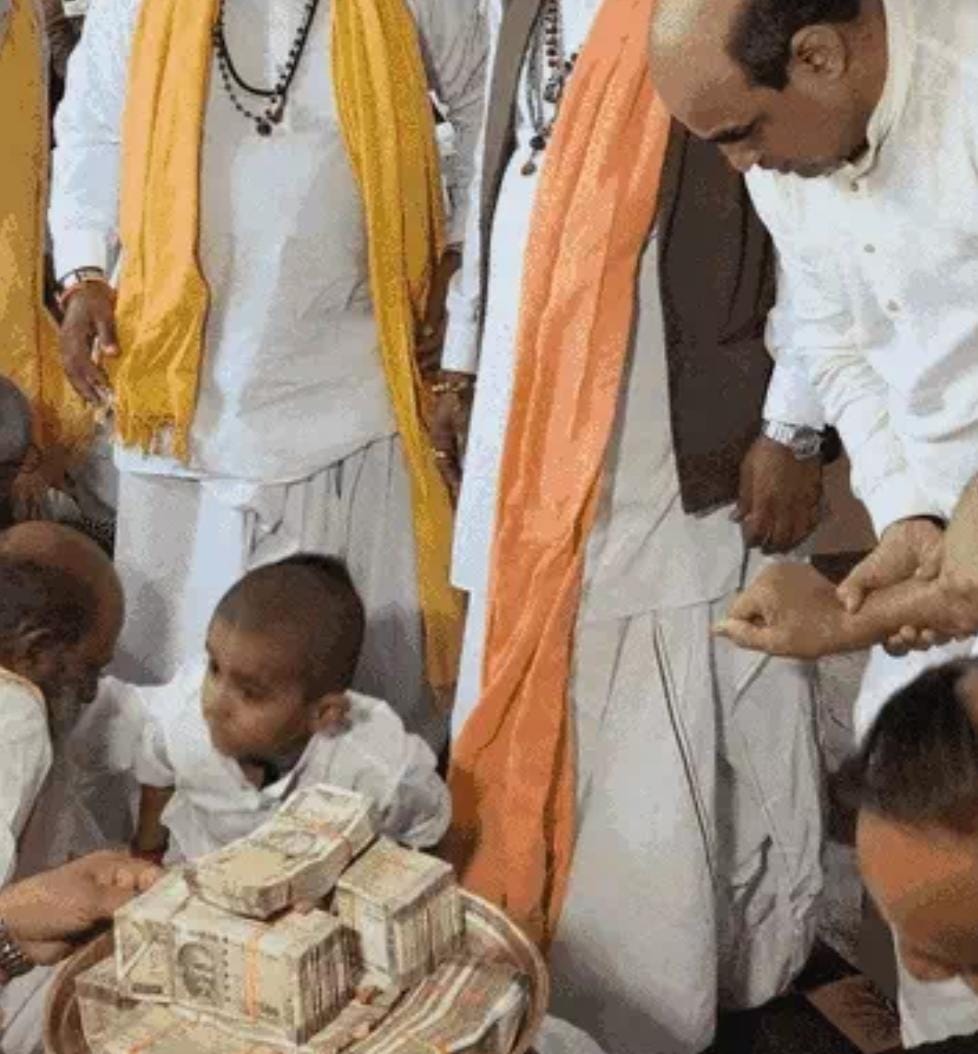 શહીદના દીકરાને થાળીમાં ભરીને 21 લાખ આપ્યા: ઓપરેશન મહાદેવમાં શહીદ જવાનના પરિવારને મદદે સુરતના બિલ્ડર વિજય ભરવાડ દોડી ગયા