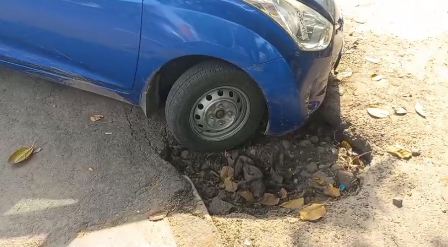 પાલિકાના કોન્ટ્રાકટર દ્વારા કામગીરીમાં વેઠ ઉતારાઈ : બહાર પાર્ક કરેલી કાર અચાનક ભૂવામાં ઉતરી