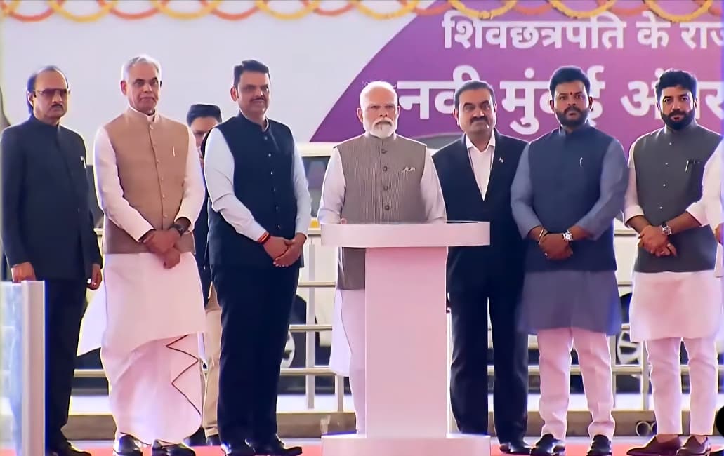 વડાપ્રધાન મોદીએ ભારતીય નાગરિક ઉડ્ડયનની યાત્રામાં મોટા સીમાચિહ્નરૂપ નવી મુંબઈ આંતરરાષ્ટ્રીય એરપોર્ટ ખુલ્લું મૂક્યું.