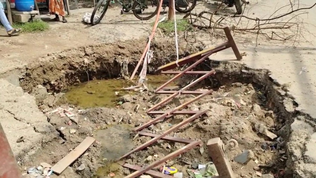 વડોદરા બન્યુ ભુવા નગરી : બાપોદ પોલીસ સ્ટેશનની પાછળ ભ્રષ્ટાચારનો ખાડો પડ્યો