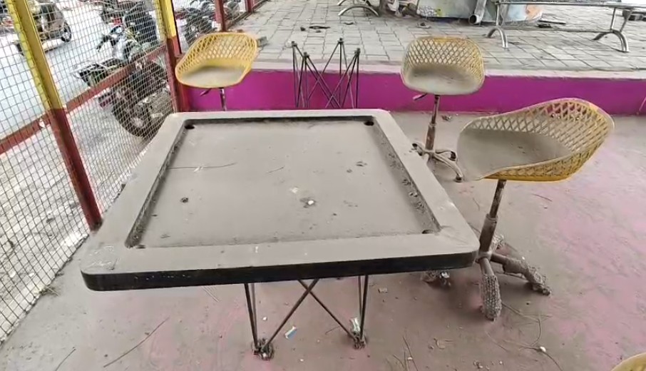 હરીનગર બ્રિજ ખાતે મહાનગરપાલિકા દ્વારા બનાવેલા રમત ગમતના સાધનો વર્ષોથી ધૂળ ખાઈ રહ્યા છે. 