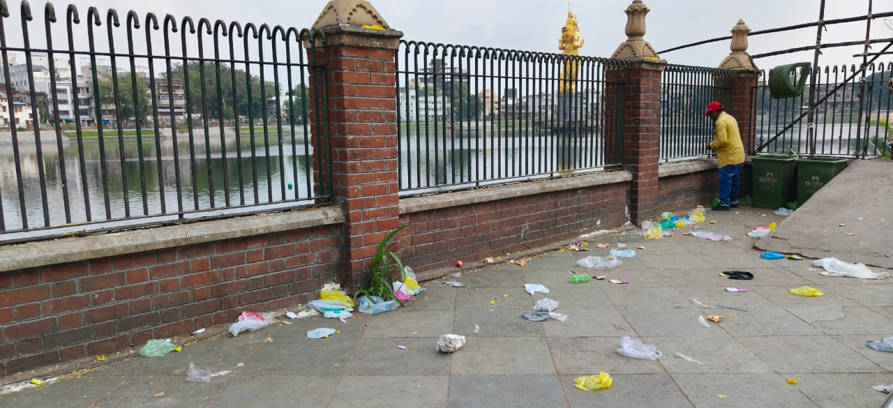 એક તરફ દિવાળી પર્વને લઇને પાલિકા શહેરને ચમકાવી રહ્યું છે બીજી તરફ સુરસાગર તળાવ પાસે ગંદકીનો નજારો