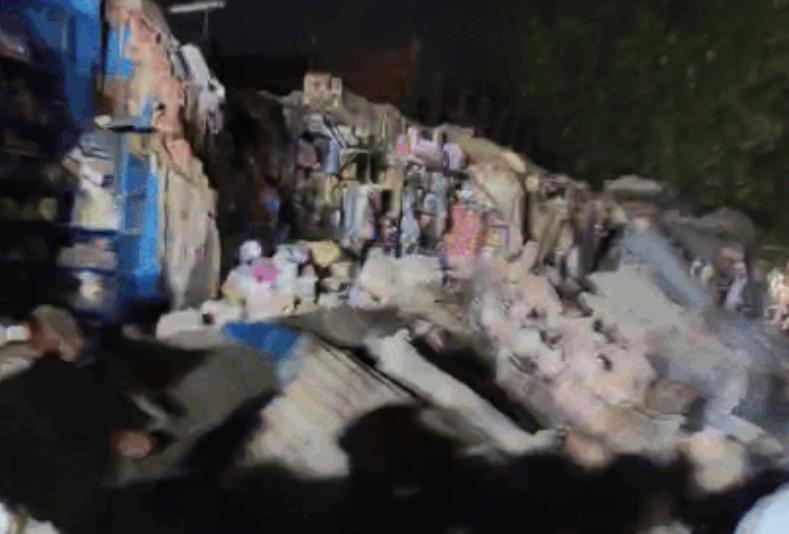 કાલુપુર રેલવે ઓવરબ્રિજની બંને તરફ ફૂટપાથ ઉપર બનેલી દુકાનો તોડી પડાશે 