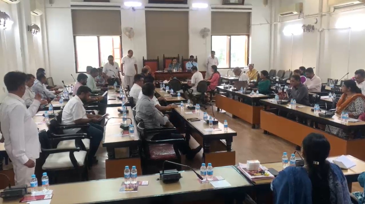 મેયર ઘમંડી છે, વિપક્ષના અને લોકોના સવાલોનો સામનો કરવાની હિંમત નથી એટલે સભાને મુલતવી કરી પોતાની જવાબદારીમાંથી છટકે છે 