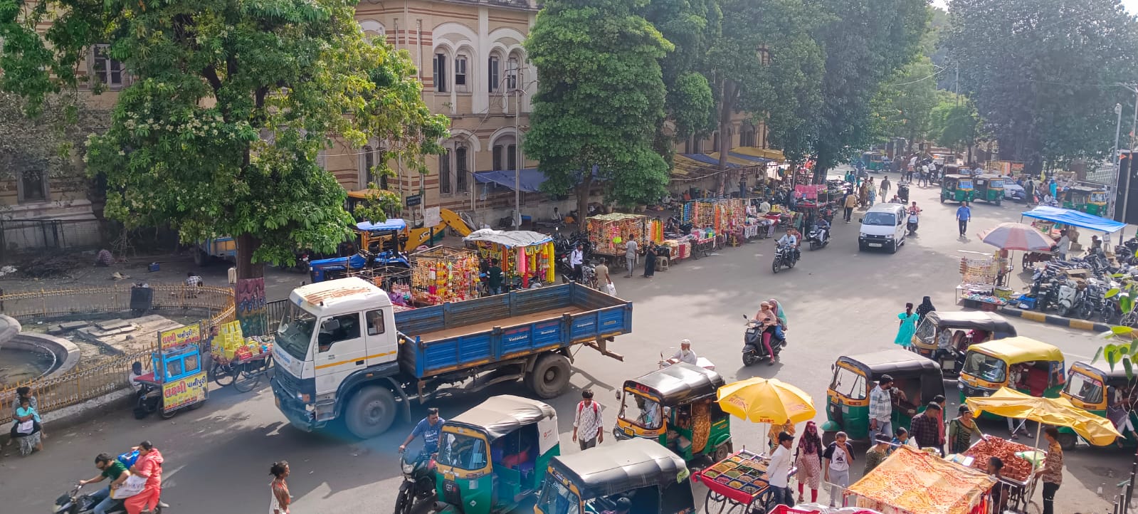 માંડવી ચાર દરવાજા થી મંગળબજાર, લહેરીપુરા દરવાજામાં બારેય માસ દબાણ હોય છે તેમ છતાં કેમ કાર્યવાહી કરવામાં આવતી નથી?