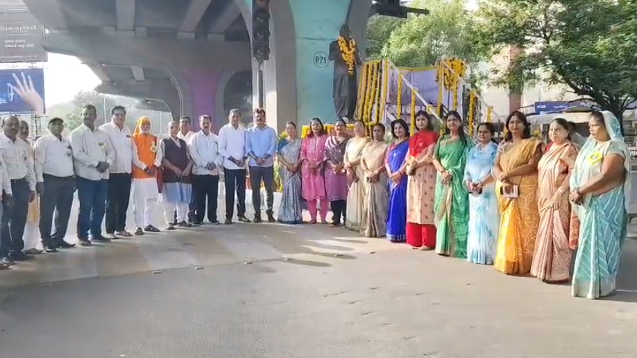 મહાનગરપાલિકા દ્રારા લોક નાયક જય પ્રકાશની જન્મ જયંતી નિમિત્તે પ્રતિભાને પુષ્પાંજલી અર્પણ કરવાનું કાર્યક્રમ યોજાયો 