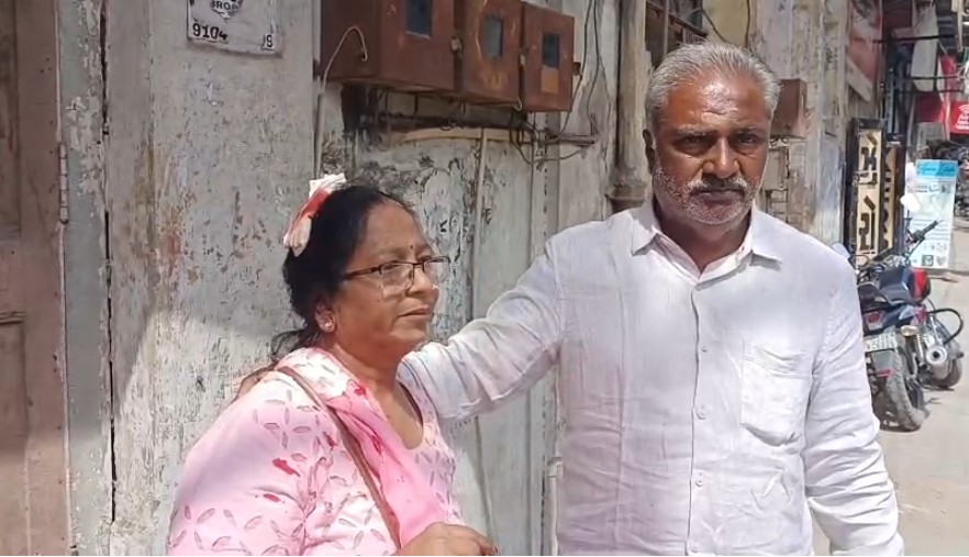 કોઠી ચાર રસ્તા પાસે દ્વિ ચકીય વાહન ખાડામાં પડતા મહિલાના માથાના ભાગે ઇજા પહોંચી