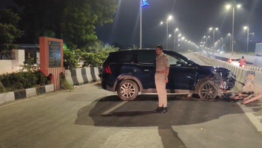 અટલબ્રિજ પર કાર અને મોટરસાયકલ વચ્ચે અકસ્માત સર્જાતા બે ઇજાગ્રસ્તોને હોસ્પિટલ ખસેડાયા 