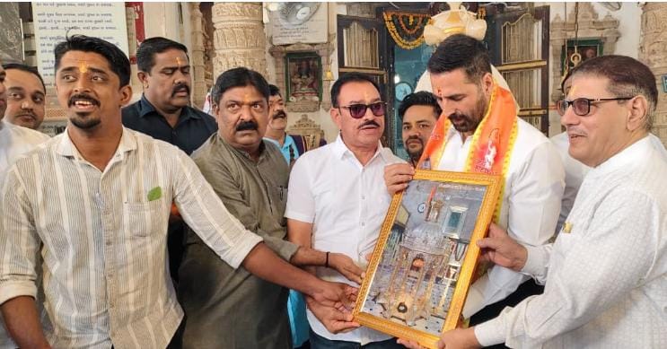 અક્ષય કુમારે વડાપ્રધાન નરેન્દ્રમોદીના વતન વડનગરની મુલાકાત લીધી