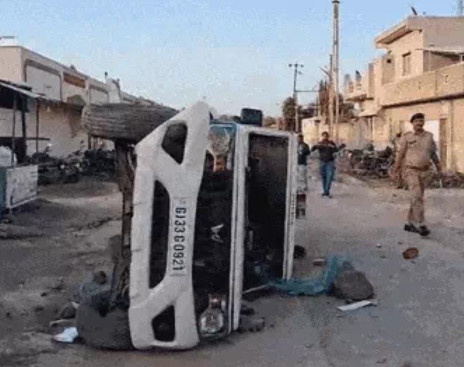 બોટાદના હડદડ ગામે ખેડૂત મહા પંચાયતમાં હોબાળો, પોલીસ વાહન પર પણ પથ્થરમારો, ટિયર ગેસના શેલ છોડાયા 