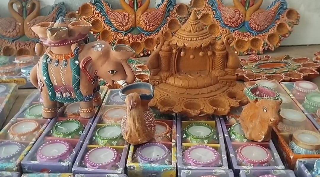 પ્રકાશપર્વની ઉજવણી માટે શહેરમાં કુંભાર સમાજ દ્વારા માટીના અવનવી ડિઝઝાઇનના દીવડાં તૈયાર કરાયાં