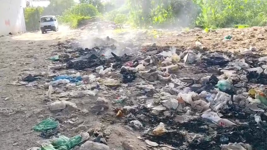 અક્ષર ચોક બ્રિજ નીચે ગંદકીનું સામ્રાજ્ય જોવા મળ્યું 