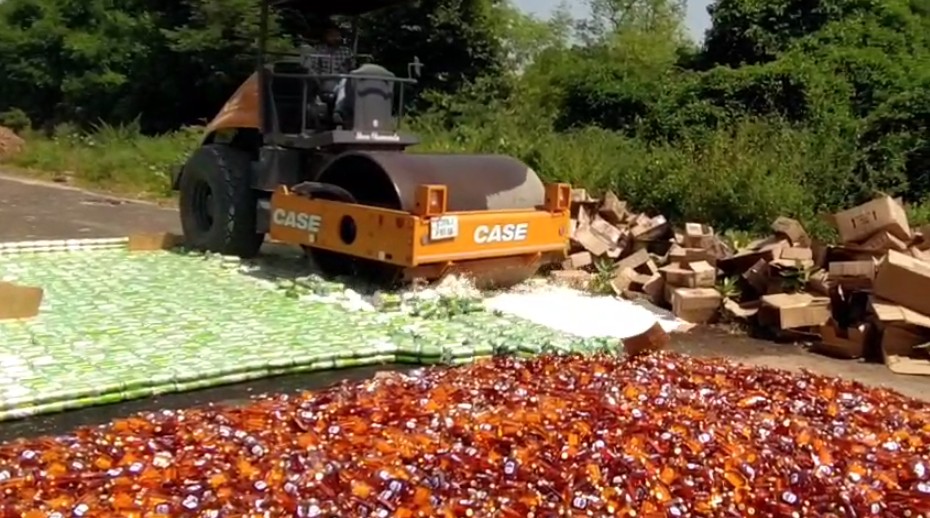 છાણી પોલીસ સ્ટેશન વિસ્તારમાંથી ઝડપાયેલા અઢી કરોડ ઉપરાંતના વિદેશી દારૂ પર બુલડોઝર ફેરવી નાશ કરાયો