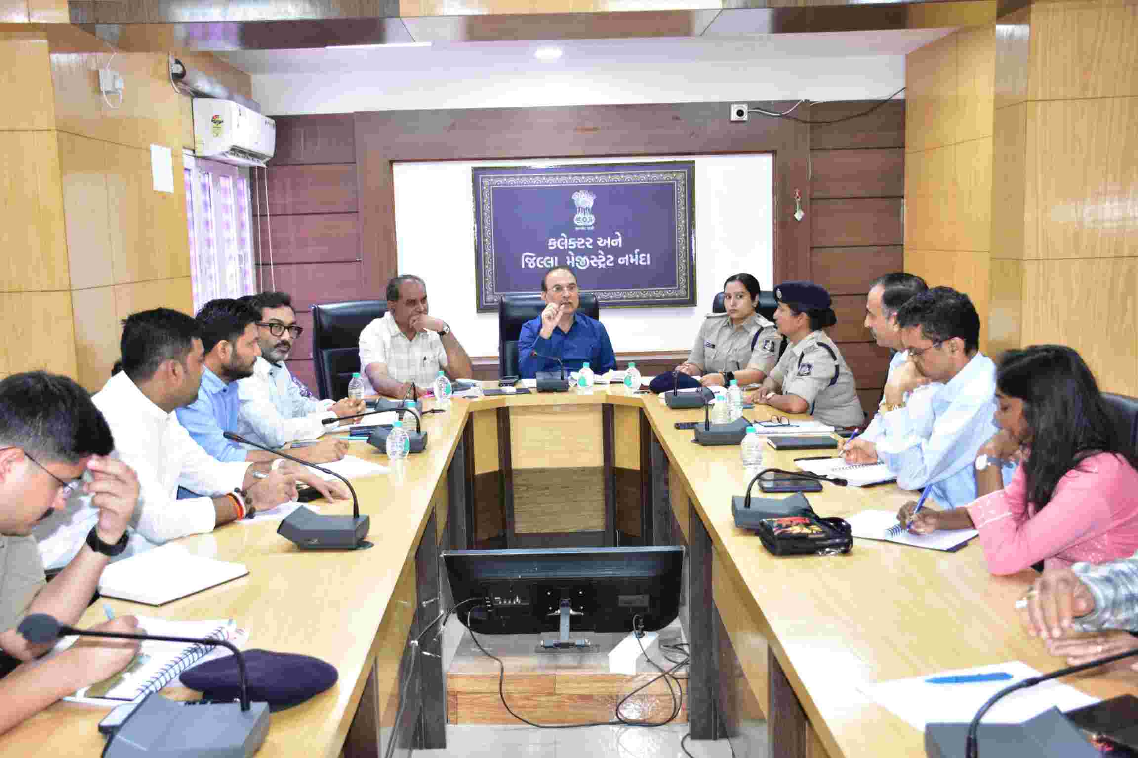 જિલ્લા કક્ષાની વિવિધ સમિતીઓ દ્વારા થઈ રહેલી કામગીરીની સમીક્ષા અર્થે કલેક્ટર એસ.કે.મોદીની અધ્યક્ષતામાં બેઠક યોજી