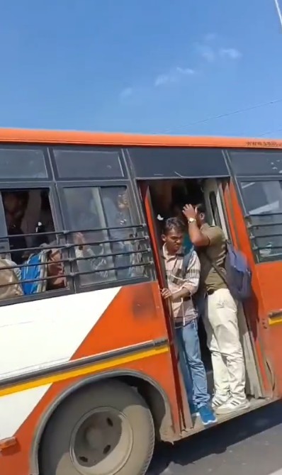 શહેરમાં ચાલતી સિટી બસમાં જોખમી સવારી કરતા મુસાફરો, અકસ્માત થાય તો જવાબદાર કોણ?