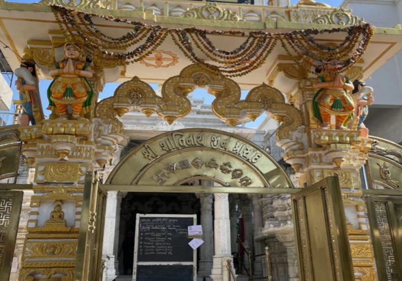 જૈન દેરાસરમાંથી ચાંદીના મુગટ, કુંડળ અને ચાંદીના પૂંઠિયા સહિત કુલ 1.64 કરોડ રૂપિયાની કિંમતના દાગીનાની ચોરી