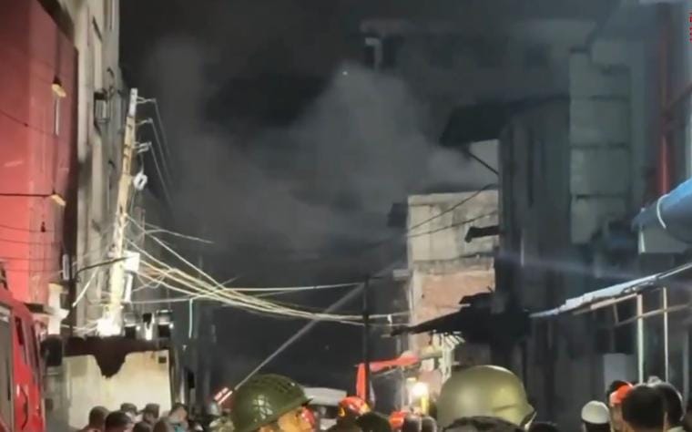 બાંગ્લાદેશના ઢાકામાં કપડાની ફેક્ટરી અને કેમિકલ વેરહાઉસમાં ભીષણ આગ, 16 શ્રમિકના મોત