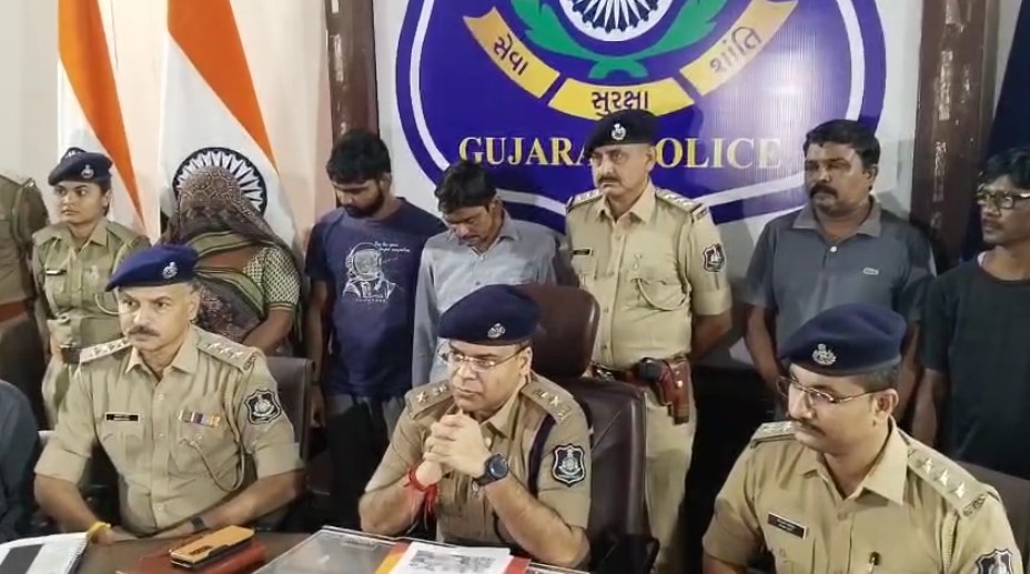 રતનપુરના કુખ્યાત બુટલેગર રાકેશ ઉર્ફે લાલો સહિત તેના પરિવારના પાંચ સભ્યો સામે ગુજસીટોક હેઠળ ગુનો દાખલ કરીને પત્રકાર પરિષદ યોજી