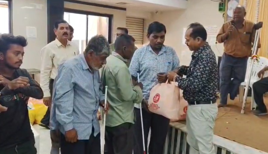 નિ સહાય ચેરિટેબલ ટ્રસ્ટ દ્વારા વિકલાંગ લોકોને અનાજની કીટ સાથે મીઠાઈ આપવામાં આવી હતી