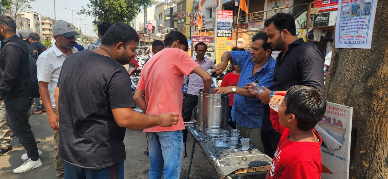 ઝવેરનગર દુકાનદાર એસોસિયેશન ગરમીના પ્રકોપથી રાહદારીઓ રાહત આપવા ઠંડુ પીણા અને છાશ નું વિતરણ