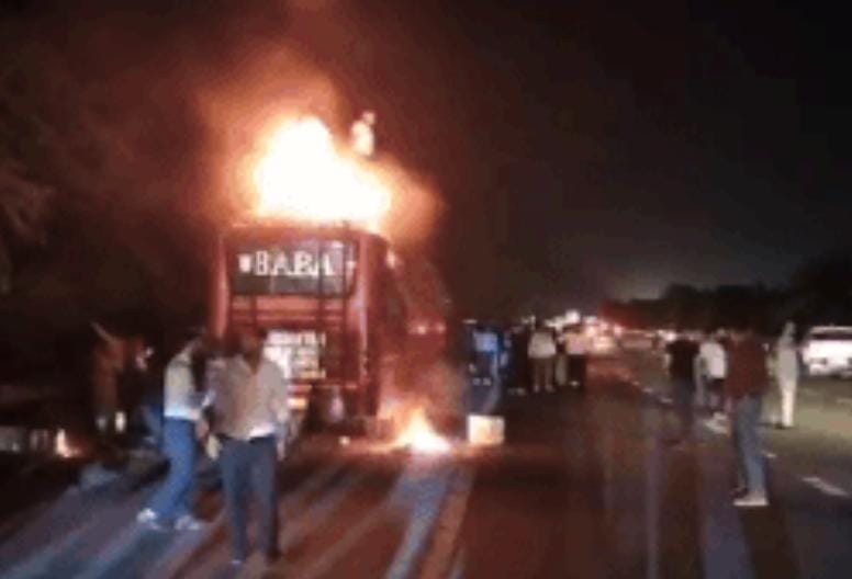 યમુના એક્સપ્રેસ વે પર ભડભડ સળગી બસ, 50 મુસાફરોએ કૂદીને પોતાના જીવ બચાવ્યાં 