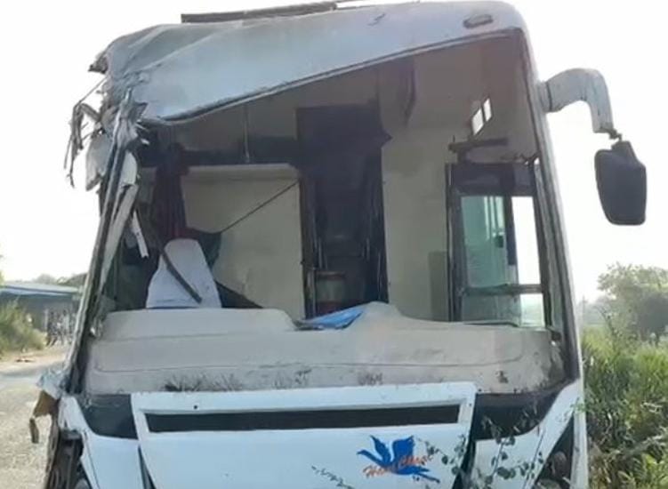 બે ખાનગી લક્ઝરી બસો વચ્ચે થયેલા અકસ્માતમાં બે મહિલા મુસાફરોના મોત