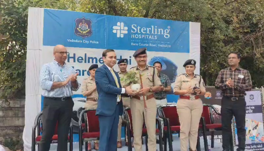 શહેર ટ્રાફિક પોલીસ દ્વારા વાહન ચાલકોને હેલ્મેટ પહેરાવી માહિતગાર કરવામાં આવ્યા 