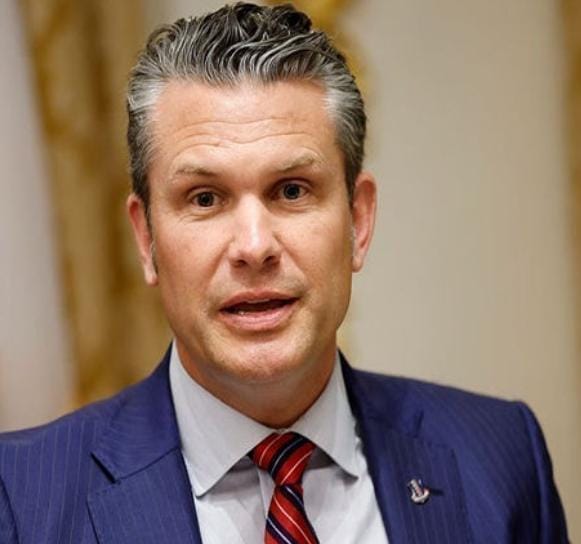 USAના સંરક્ષણ મંત્રીના પ્લેનના વિન્ડશિલ્ડમાં તિરાડ પડતાં ઇંગ્લેન્ડમાં ઇમર્જન્સી લેન્ડીંગ 